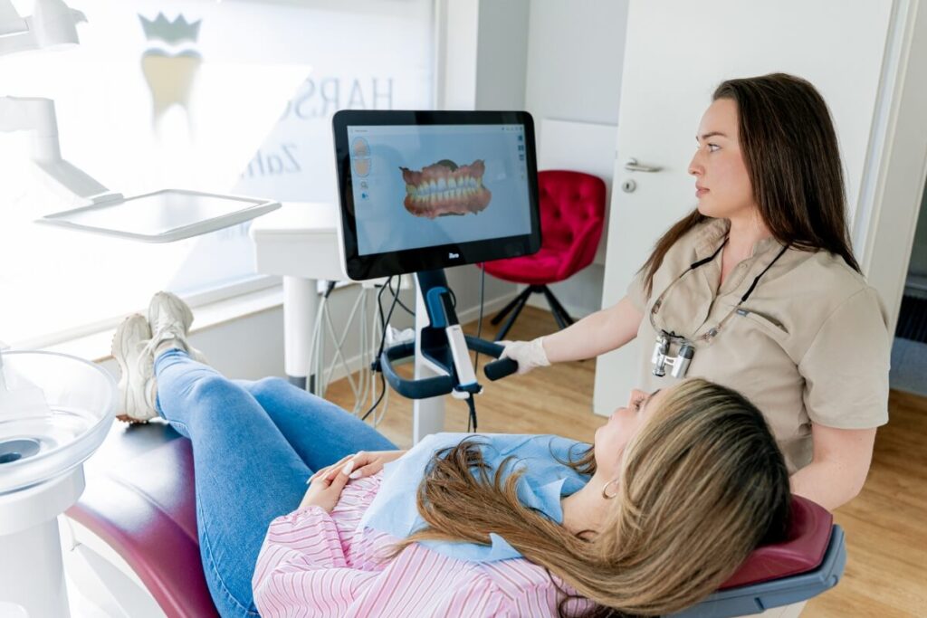 Tetyana Harsch erläutert einer Patientin ein Aufnahme des intraoralen Scanners