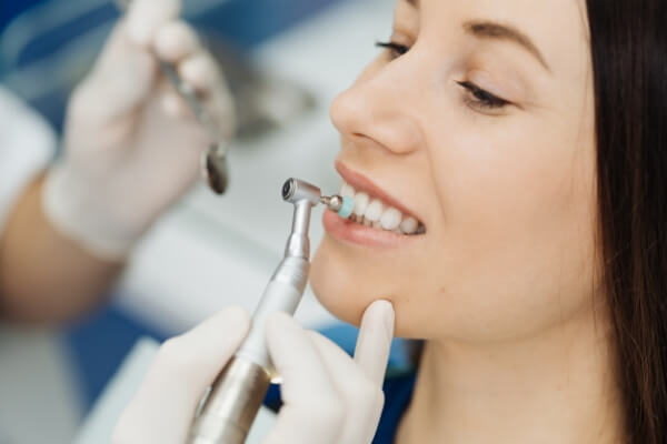 Eine Patientin bei einer Prophylaxebehandlung bei HarschDental